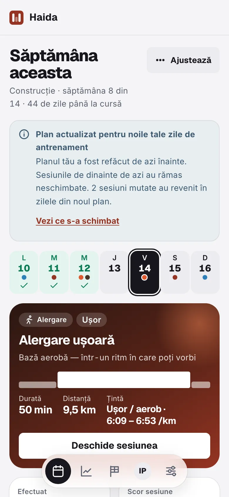 Ecranul Săptămâna aceasta cu o intrare Plan actualizat: planul a fost refăcut pentru noile zile de antrenament, iar motivul e afișat.